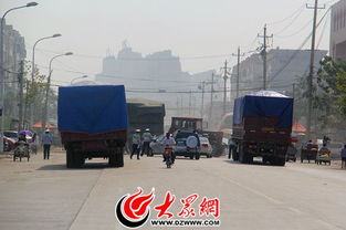 丹陽(yáng)東路大貨車占道嚴(yán)重 菏澤交警集中清理